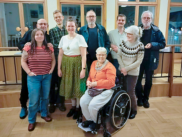 En grupp människor som ler.